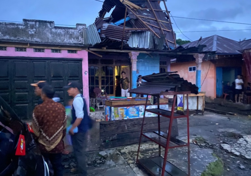 Atap Rumah Beterbangan, Angin Kencang dan pohon tumbang di Kepahiang Bikin Panik Warga