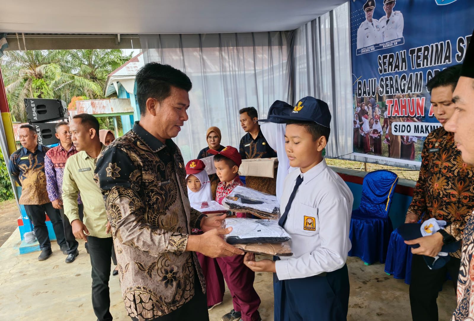 Mulai Disalurkan, 7.983 Siswa di Mukomuko Terima Seragam Sekolah Gratis dari Pemerintah Daerah