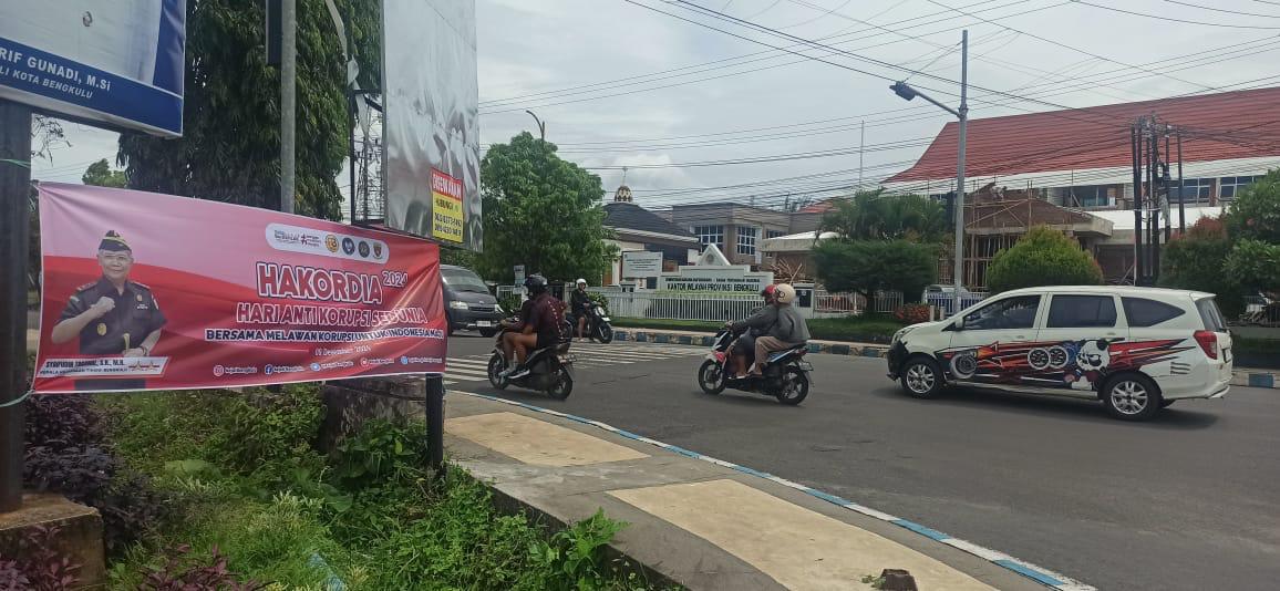 Kejati Bengkulu Ajak Masyarakat Lawan Korupsi Lewat Pemasangan Spanduk Hakordia di Titik Strategis