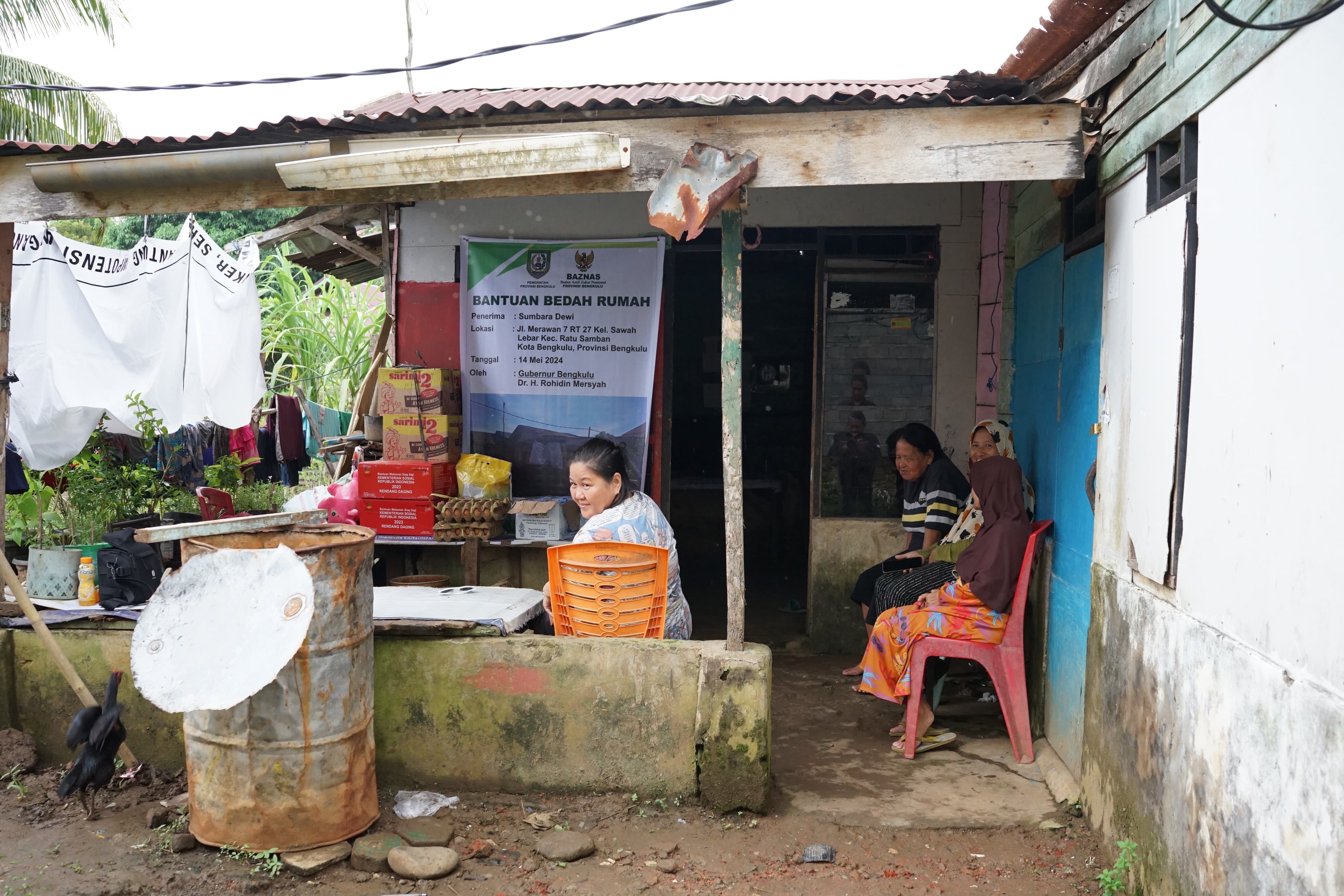 Dua Warga Kota Bengkulu Terima Bantuan Bedah Rumah, Diserahkan Langsung Gubernur Rohidin