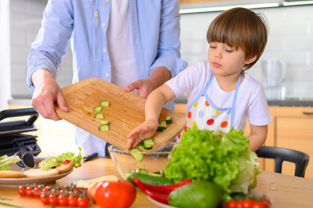 Jangan Memaksa Anak, Ini 5 Tips Membuat Anak Suka Makan Sayur dan Buah