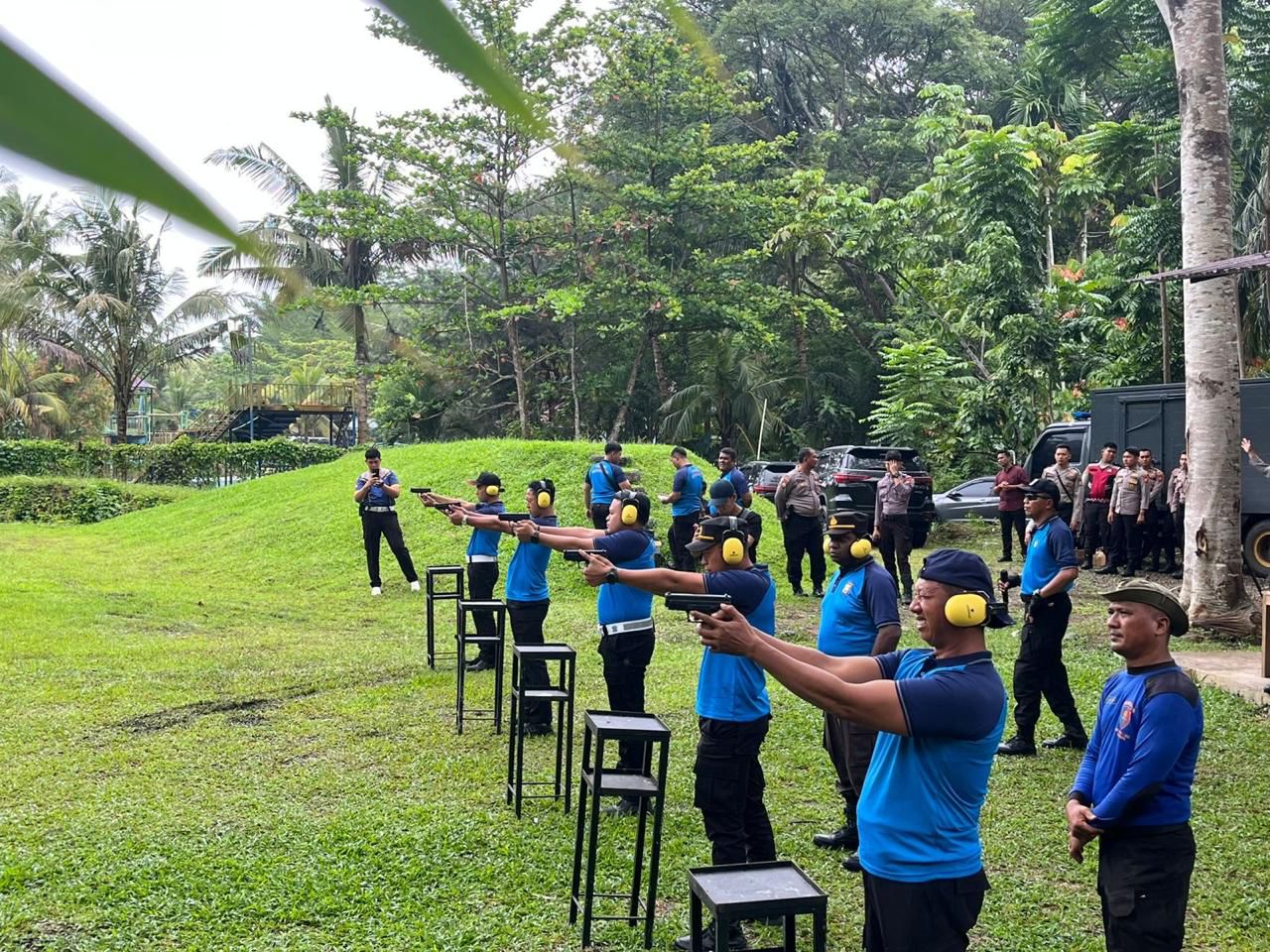Polres Mukomuko Gelar Latihan Menembak untuk Tingkatkan Kemampuan dan Kesiapsiagaan Personel