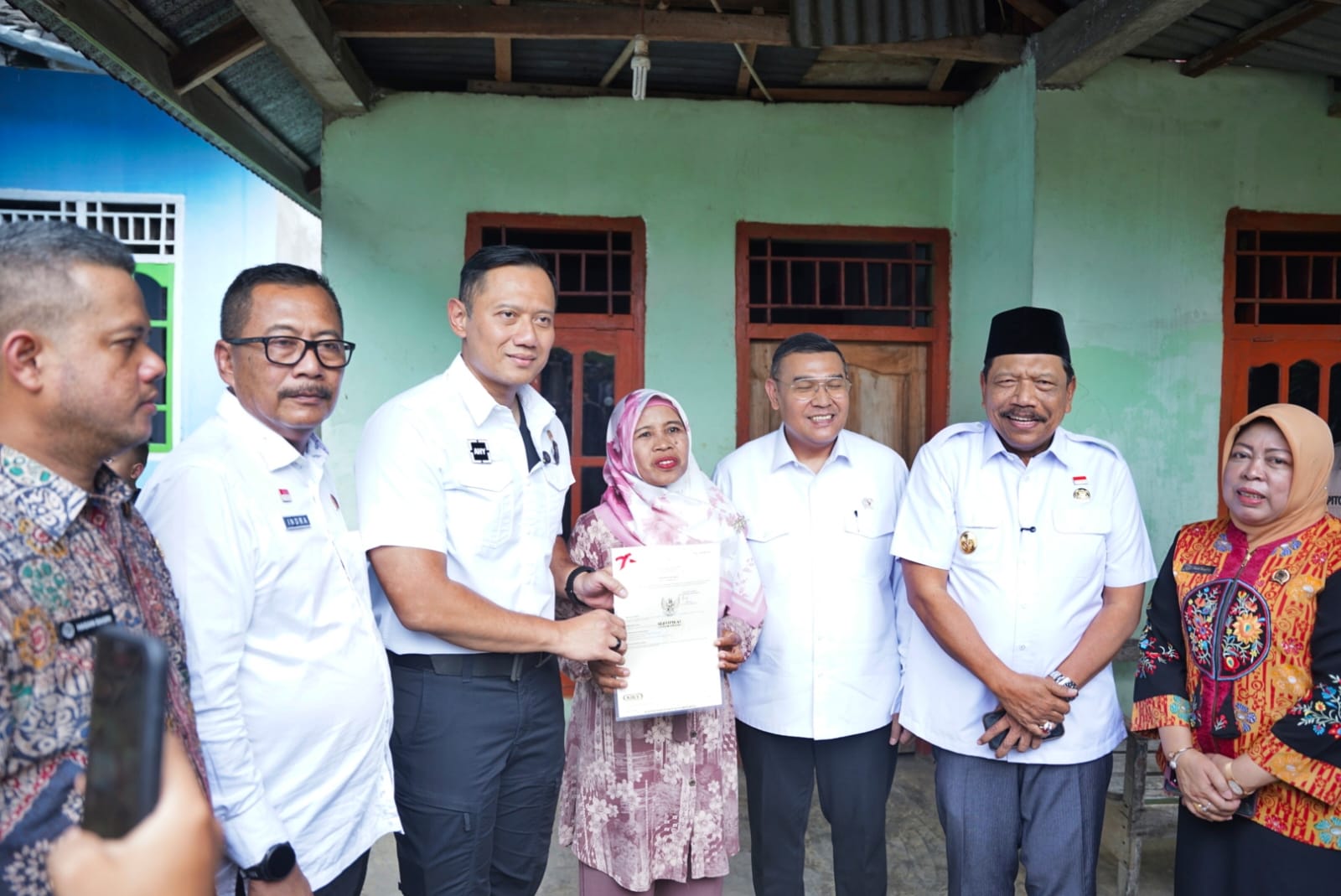 AHY Serahkan 184 Sertifikat Tanah di Bengkulu, Pastikan Perlindungan Hukum Warga