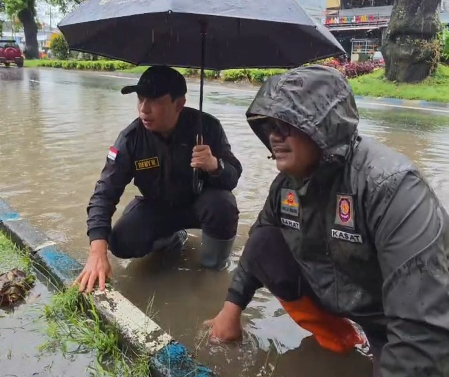 Drainase Tersumbat Sampah, Dedy Wahyudi Tinjau dan Tangani Langsung Titik Genangan di Jalan A. Yani