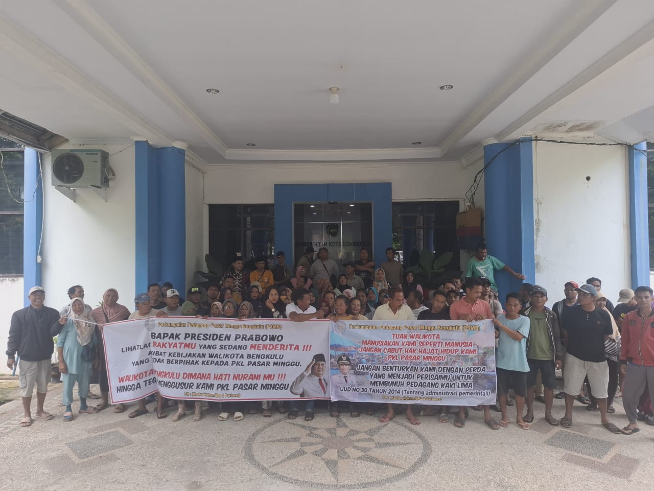 PKL Geruduk Kantor Wali Kota Bengkulu, Dialog Relokasi Gagal dan Pedagang Ancam Tetap Berjualan di Depan Mega 