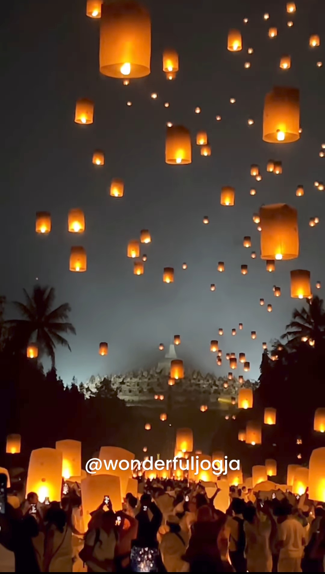 Malam Puncak Waisak, Lampion Penuhi Langit Indah Candi Borobudur