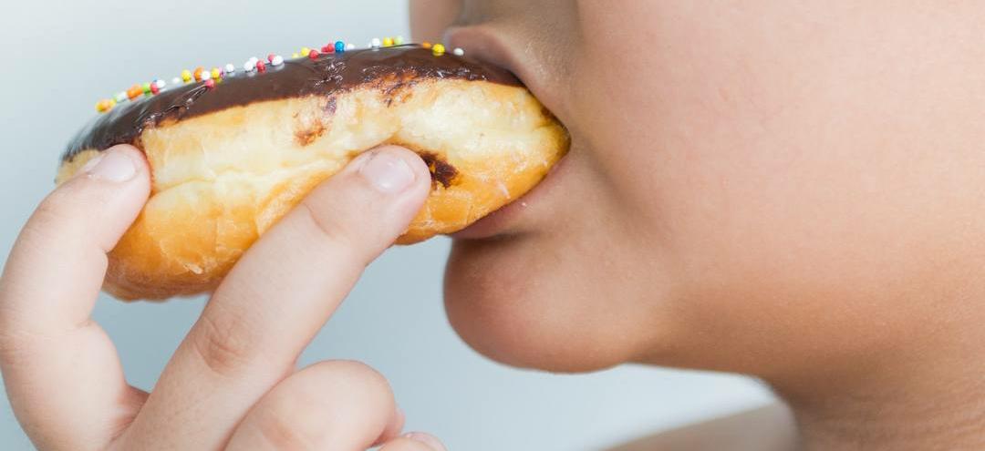 Dampak Bila Anak Sering Mengonsumsi Makanan Manis dan Tips Mengatasinya