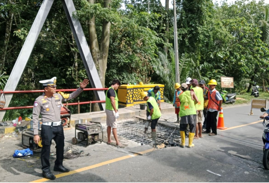 Jembatan Air Riak Siabun Masih Ditutup, Diprediksi Normal pada Senin