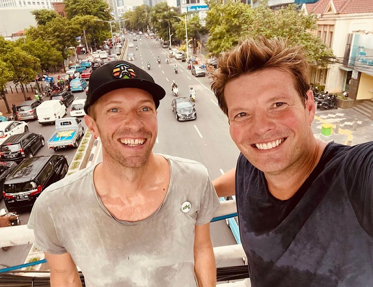 Chris Martin Coldplay Tiba di Jakarta: Outfitnya Bak Warga Lokal dan Kaki Nyeker