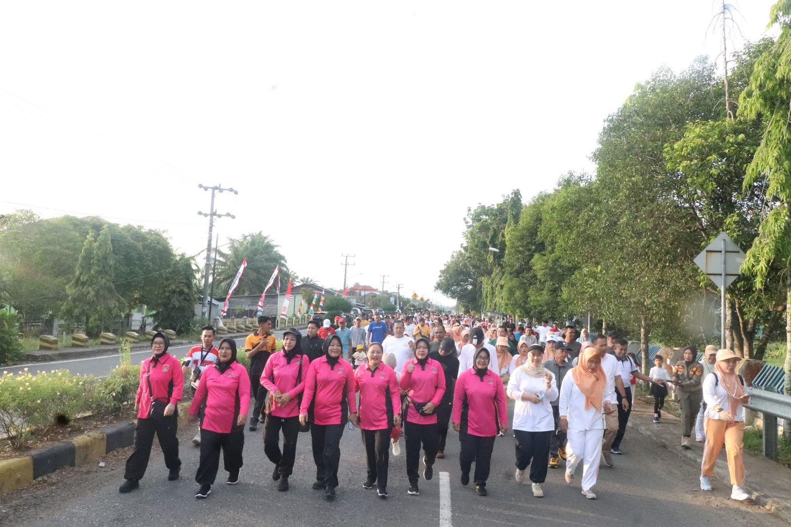 Jalan Santai Meriahkan HUT RI ke-80 di Mukomuko, Hadiah Bertabur Doorprize