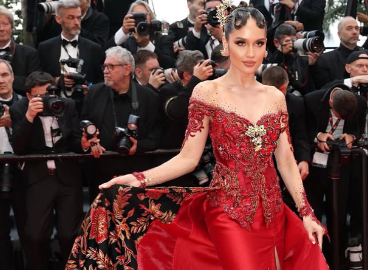 Cinta Laura Bersinar di Cannes 2025, Bawa Pesona Kebaya Merah Indonesia