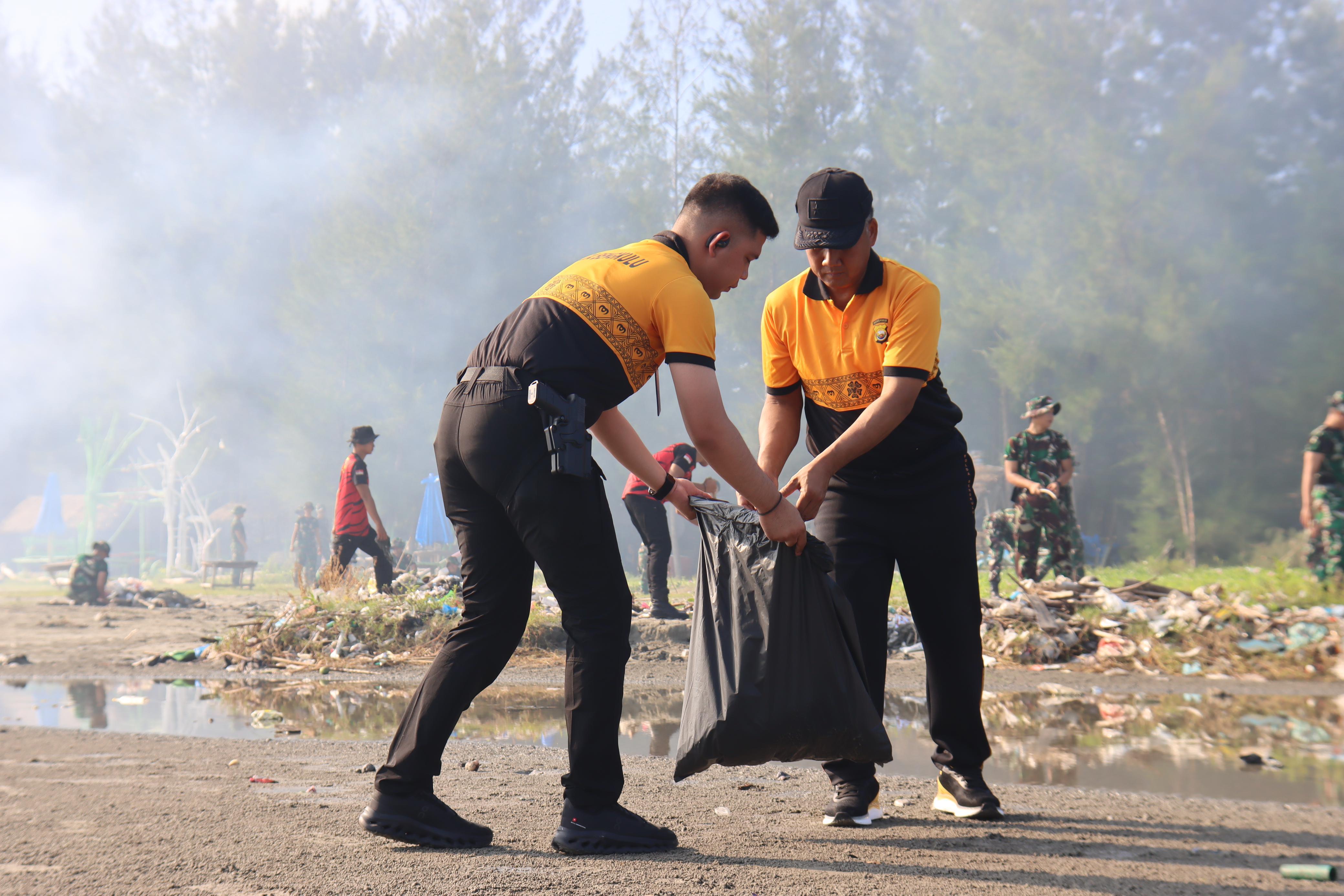 Polda Bengkulu dan Forkopimda Aksi Bersih Pantai, Dorong Wisata Hijau