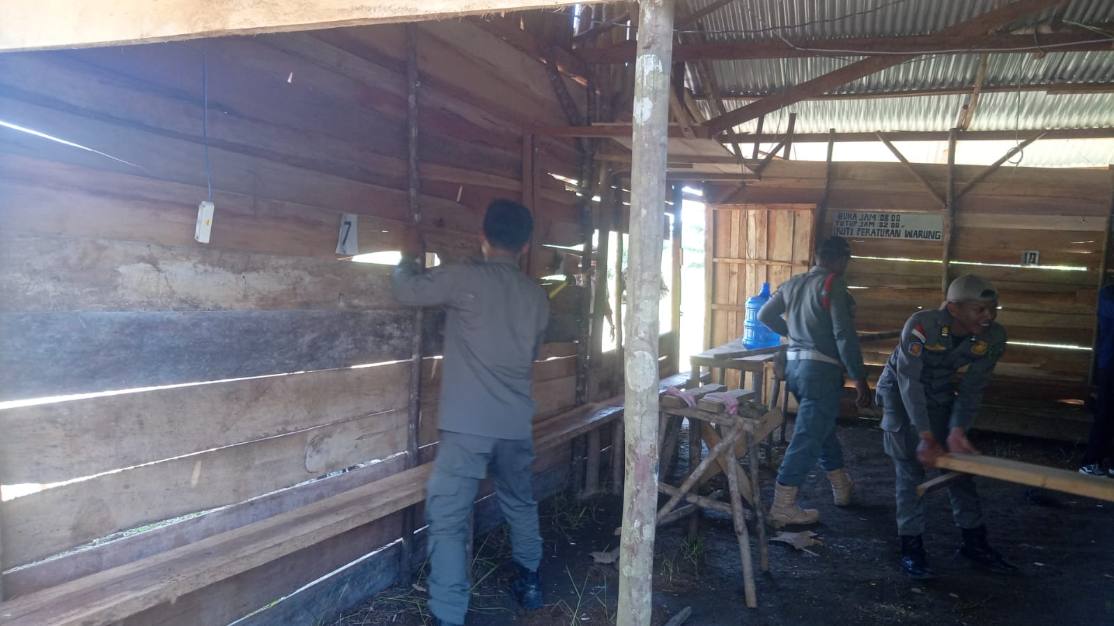 Meresahkan Warga, Satpol PP Bongkar Warung Remang-remang di Beringin Raya