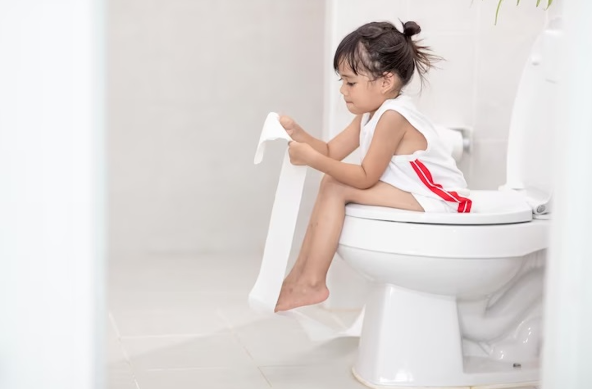 8 Tips Melatih Anak Balita Perempuan Buang Air di Toilet Training