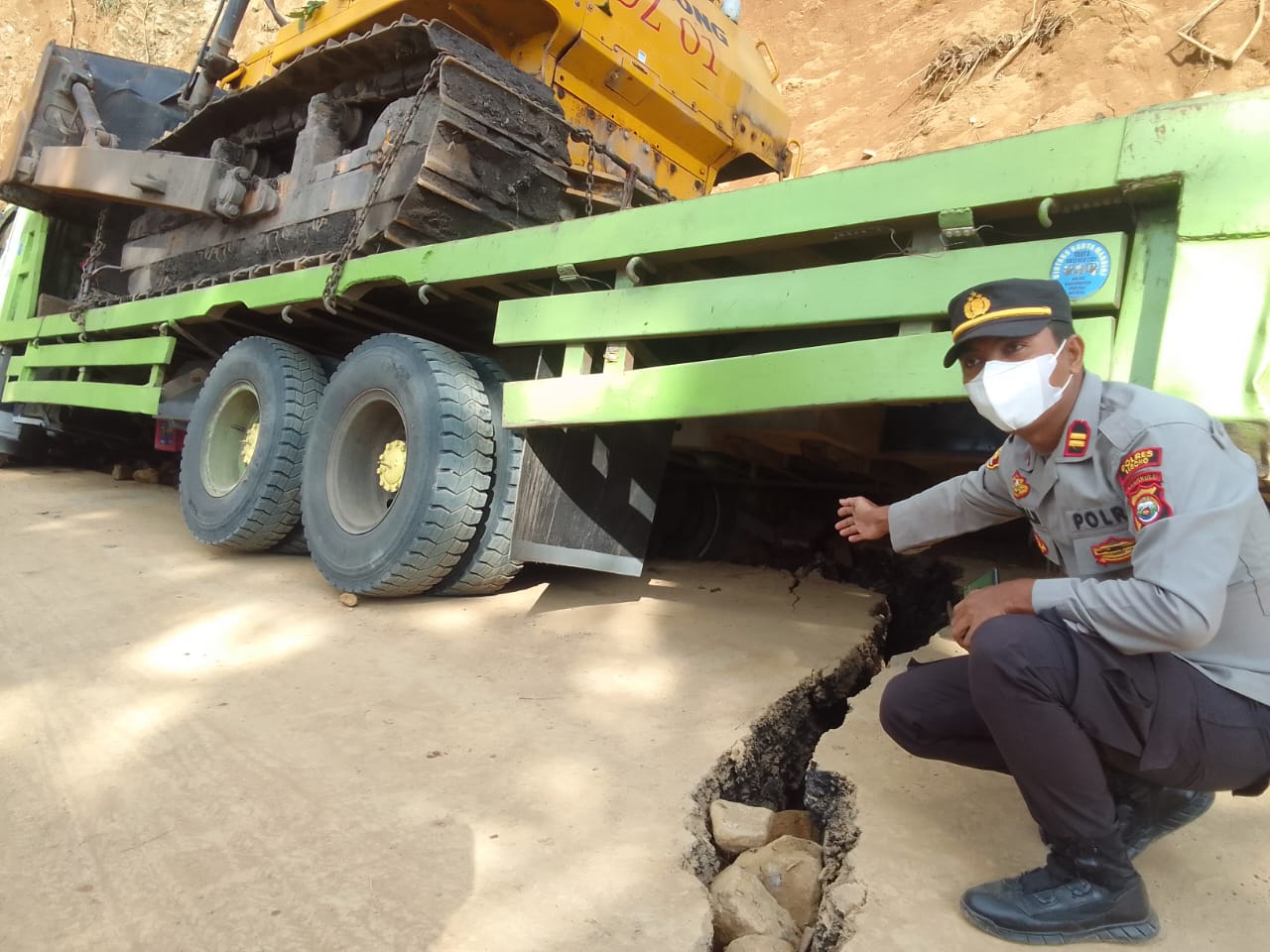 Jalan Lintas Curup - Muara Aman Retak, Rawan Lakalantas: Truk Angkut Alat Berat Terjebak 