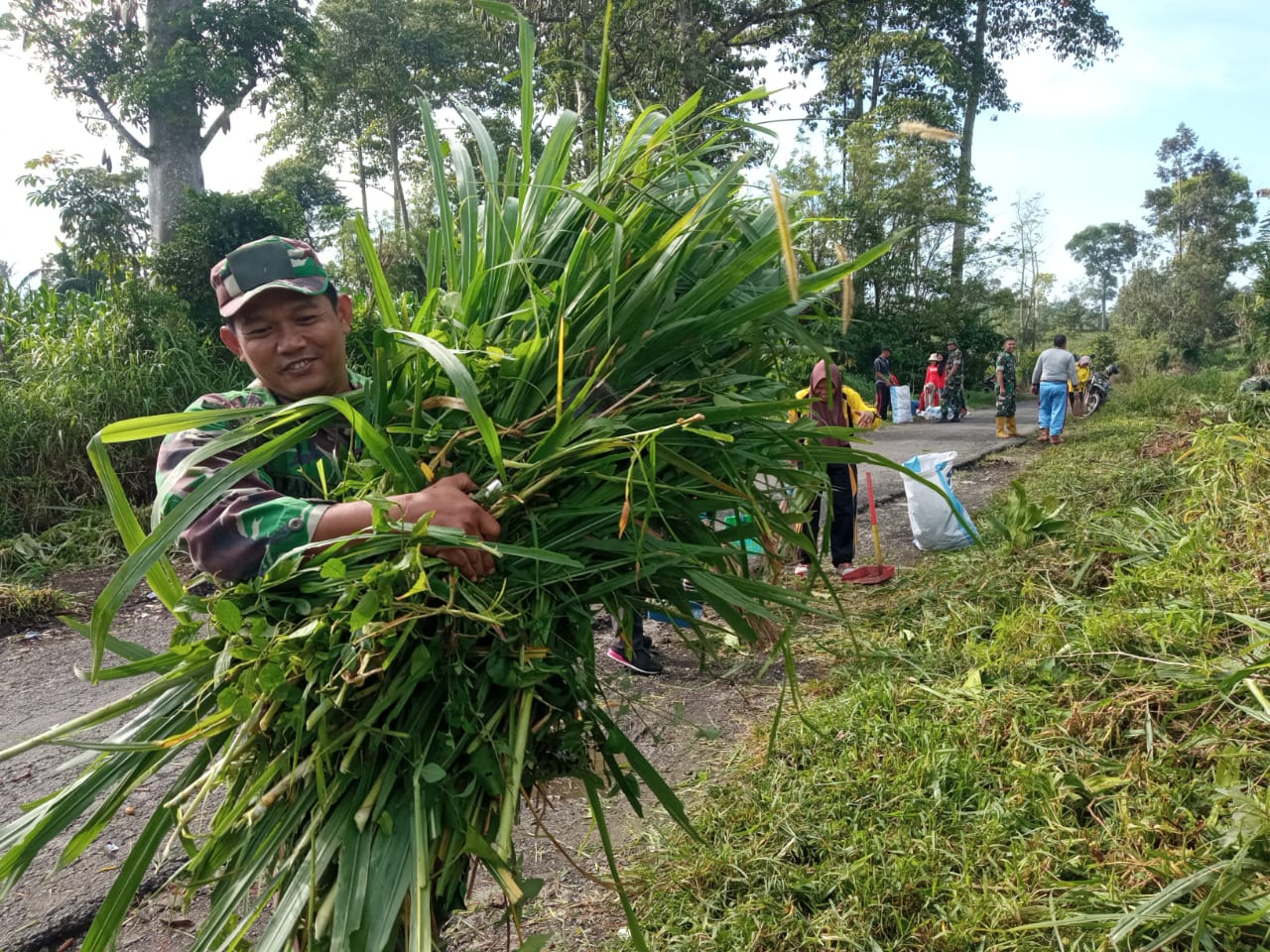 Sambut HUT ke-79 TNI, Kodim 0409 Rejang Lebong Gelar Aksi Bersih Lingkungan 