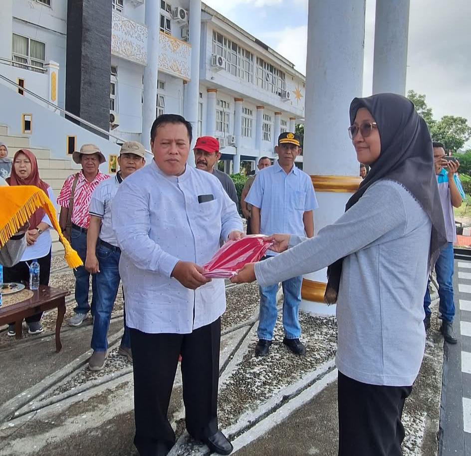 Meriahkan HUT RI ke-80, Pemkab Mukomuko Bagikan 400 Bendera Merah Putih Gratis