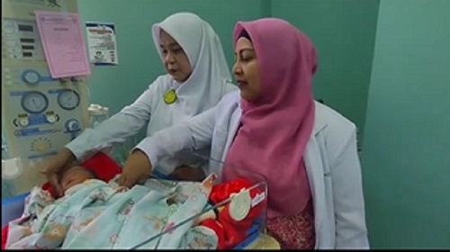 Bayi Dibuang di dalam Kardus, Kini Ratusan Warga Berebut Jadi Orang Tua Asuh