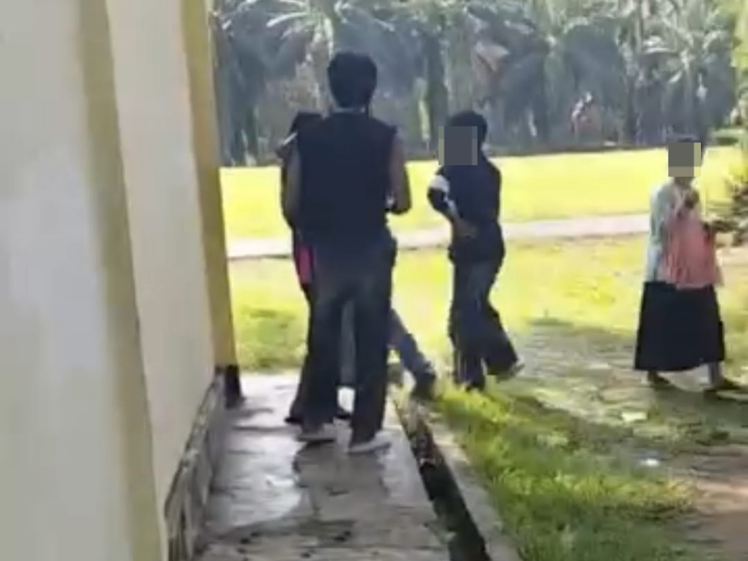 Viral! Emak-Emak Gerebek Remaja di Ruang Kelas SD, Pesta Miras dan Dugaan Mesum Terekam Kamera