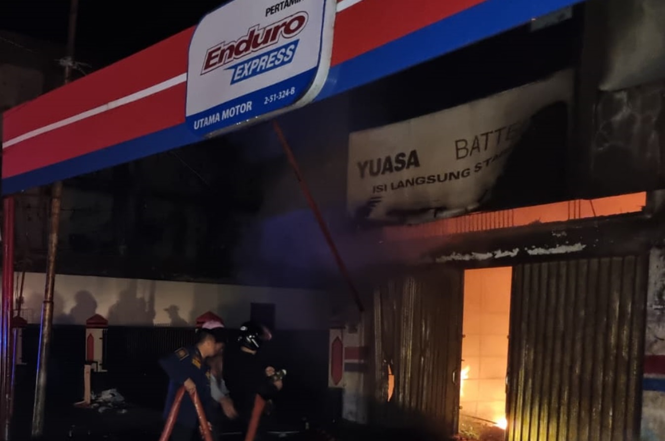 Kebakaran Hebat Menimpa Toko Spare Part Sepeda Motor Terbesar di Kota Manna, Kerugian Miliaran Rupiah