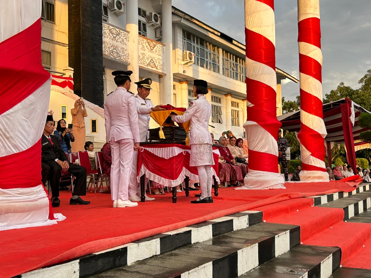 Pesan Menyentuh Wakil Bupati Mukomuko Saat Penurunan Bendera 17 Agustus