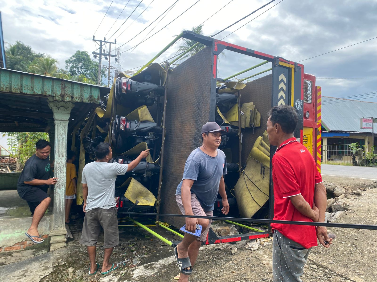 Truk Pembawa 40 Motor Terguling, Diduga Sopir Mengantuk di Seluma
