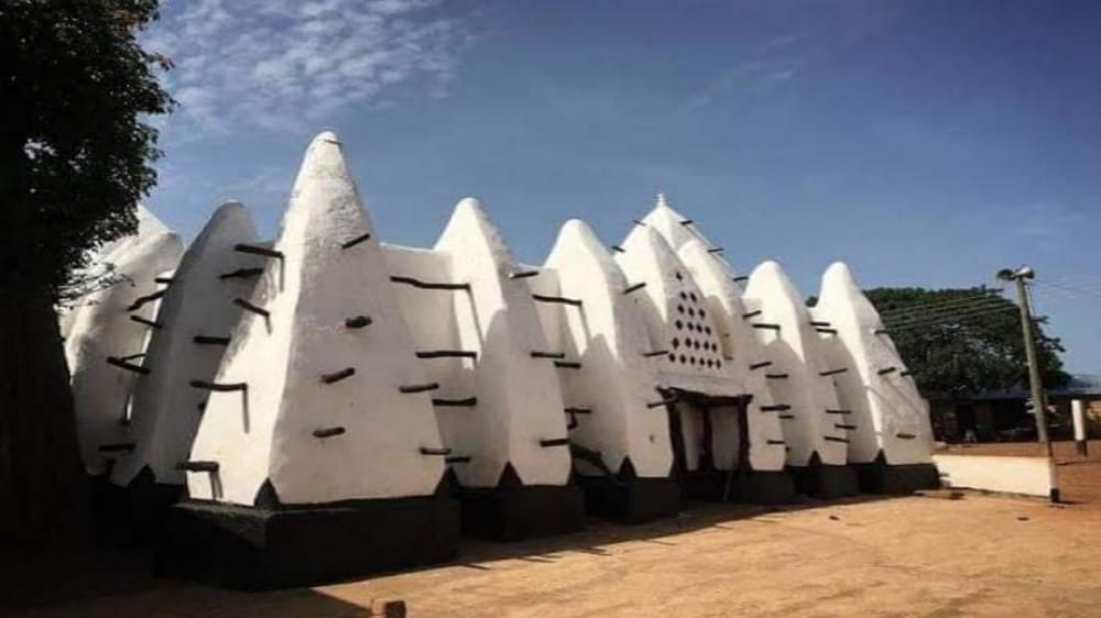 Masjid Larabanga di Ghana Ini Modelnya Seperti Situs Tempat Pemujaan Kuno, Konon Dibangun Secara Misterius