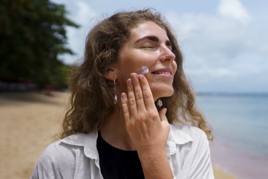 7 Alasan Mengapa Sunscreen Wajib Dipakai Setiap Hari, Bahkan di Dalam Ruangan