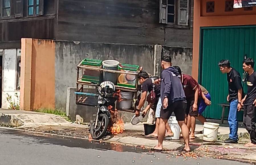 BREAKING NEWS!! Heboh Sepeda Motor Tukang Es Keliling Terbakar 