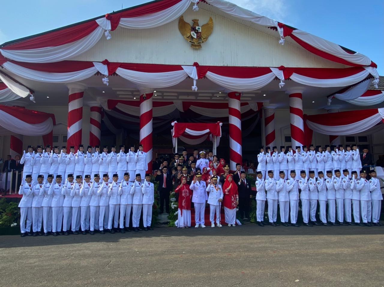 Gubernur Helmi Hasan Beri Penghargaan untuk Paskibraka di Upacara HUT RI ke-80