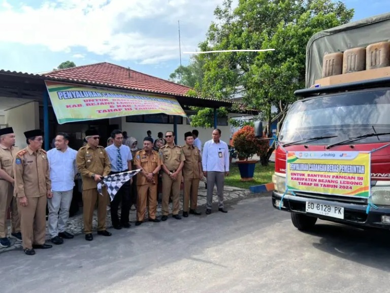 Perum Bulog Rejang Lebong Salurkan Bantuan Pangan Beras Tahap III untuk 3 Kabupaten 