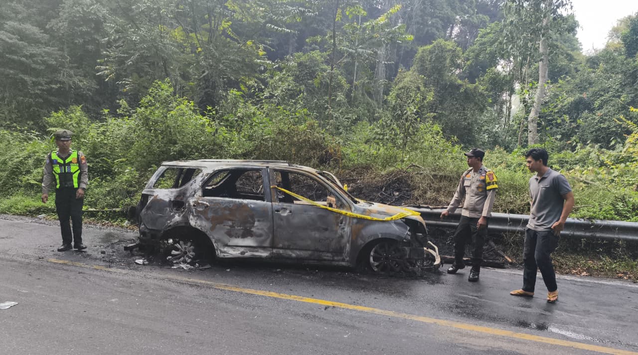 Terios Terbakar di Liku Sembilan, Pensiunan ASN Selamat dari Kobaran Api