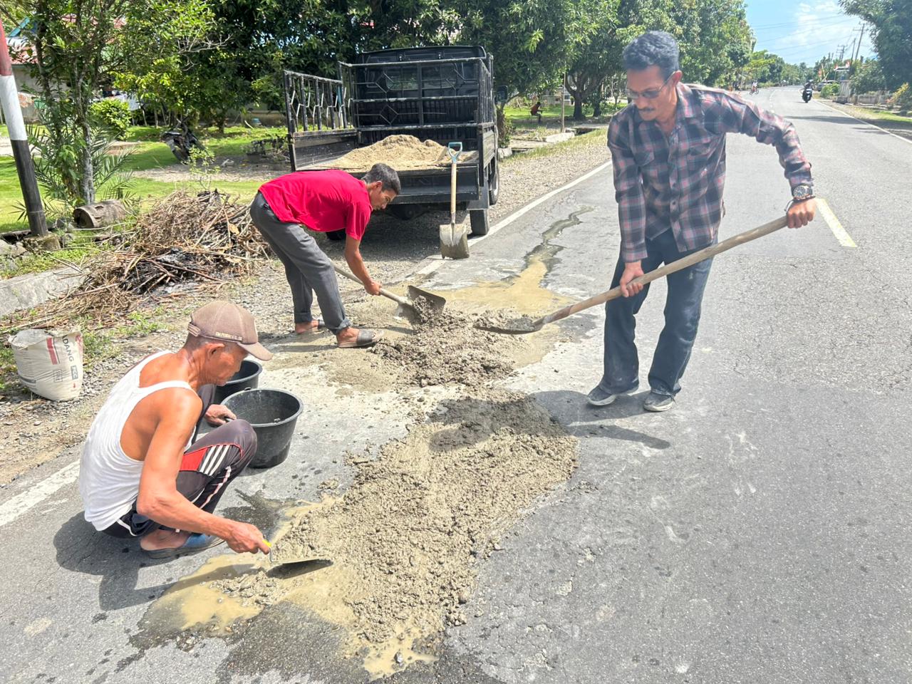 Bermodal Batu dan Semen, Kades Pondok Lunang Perbaiki Jalan Rusak yang Sering Menelan Korban