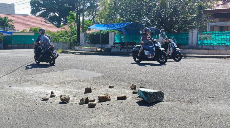 Dikritik Masyarakat dan DPRD, Dinas PUPR Bengkulu Selatan Perbaiki Jalan Rusak