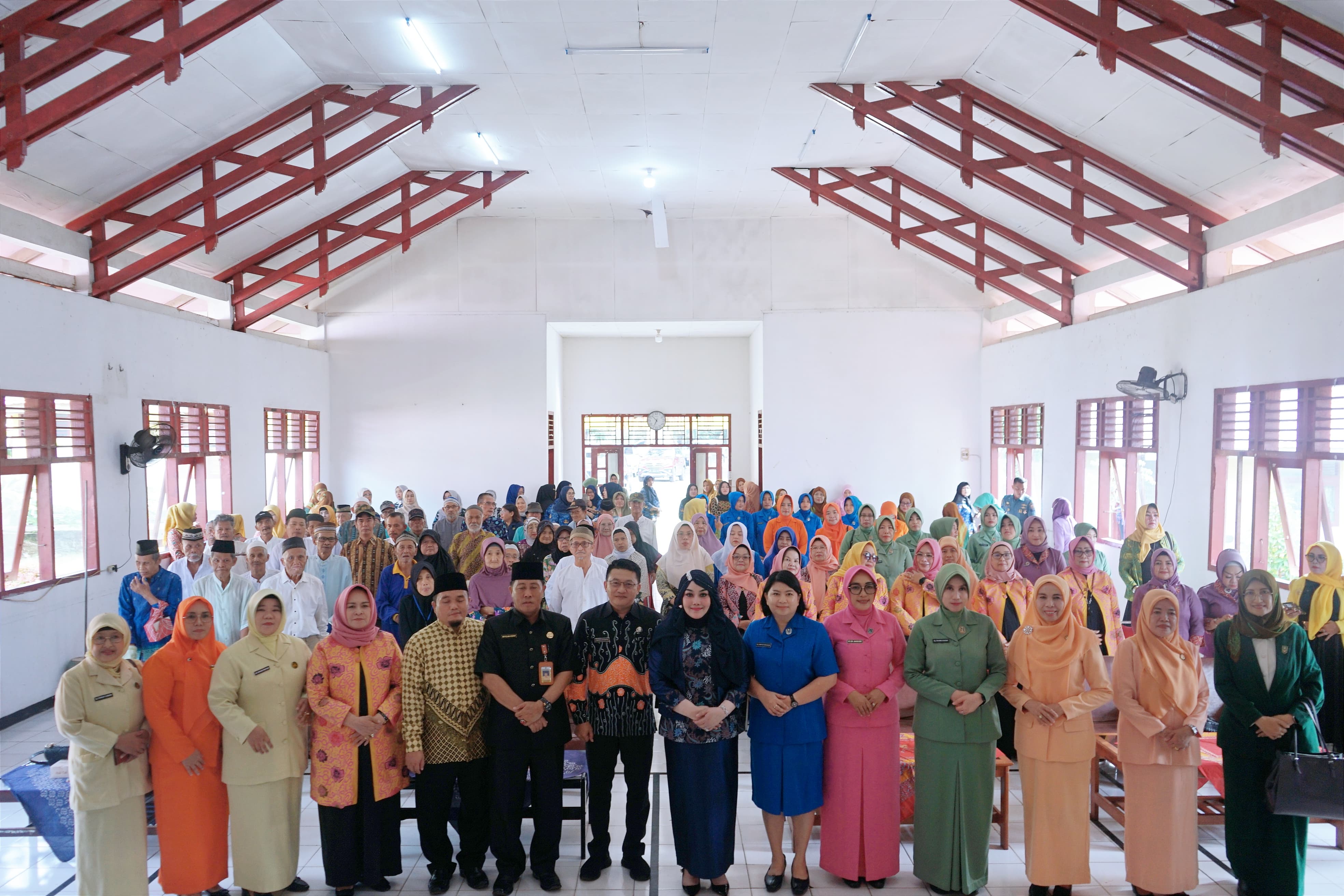 Peringatan Hari Ibu ke-96, BKOW Provinsi Bengkulu Salurkan Bantuan untuk Lansia