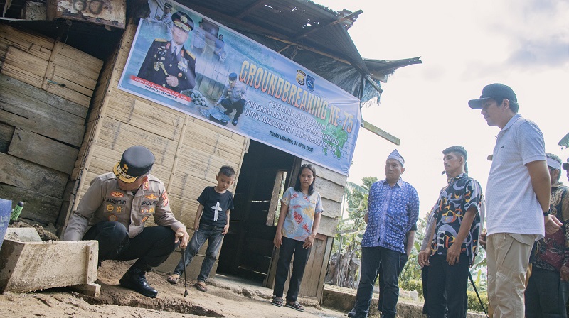 Kapolda Bengkulu Bedah Rumah ke-75 dan Lepas Tukik di Pulau Enggano