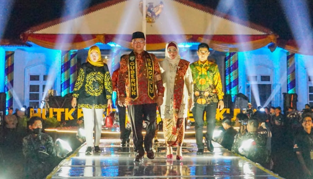 Kenalkan Batik Besurek Bengkulu: Malam Puncak HUT ke-55 Provinsi Kepala OPD Pemprov Bergaya Ala Model Fashion 
