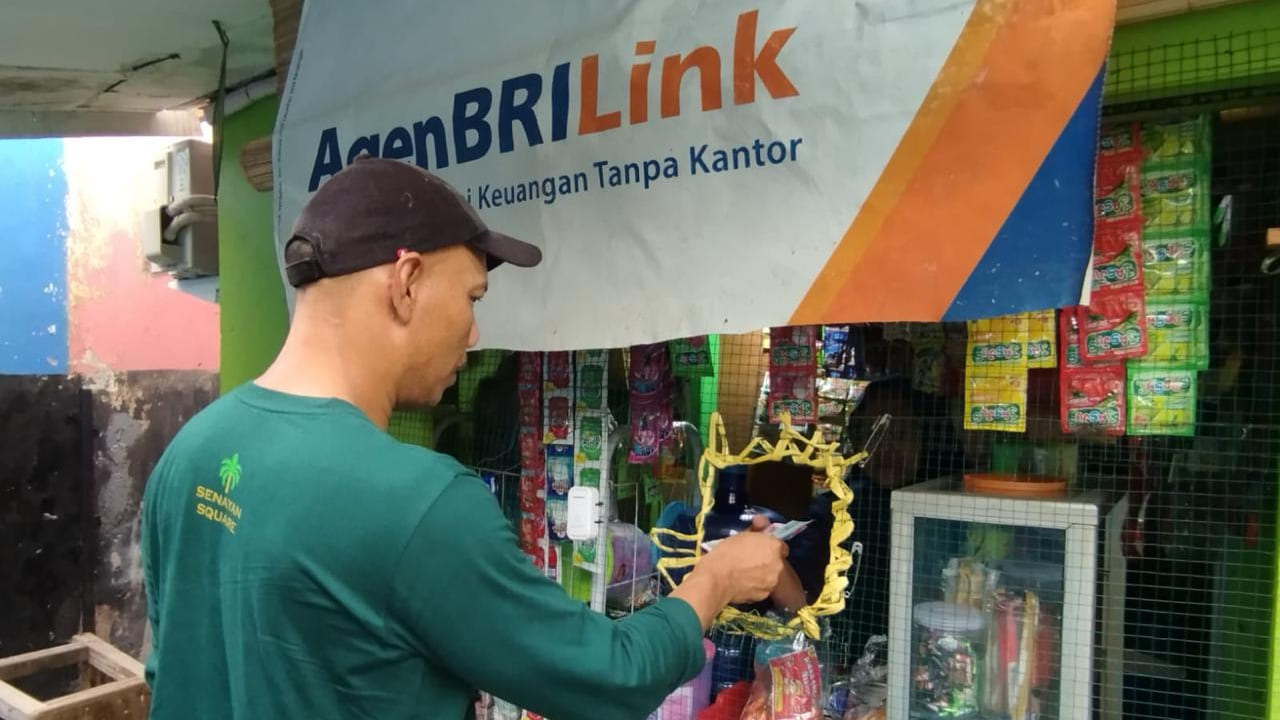 Pahlawan Inklusi Keuangan, AgenBRILink di Tengah Kebun Kelapa Sawit Dekatkan Perbankan dengan Masyarakat