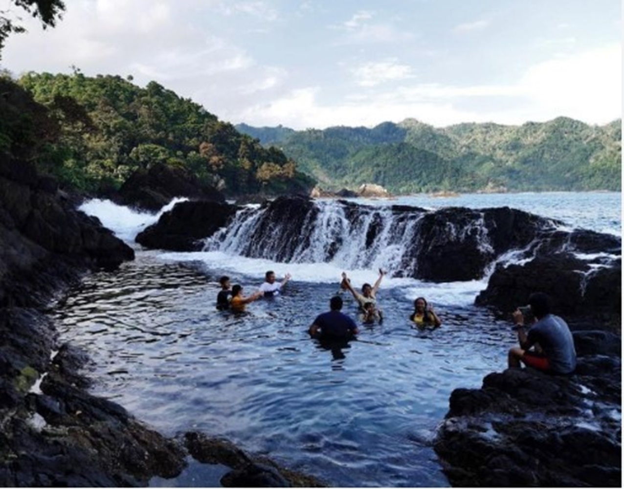 Susuri Pantai Bebatuan Besar, Ada Laguna Tersembunyi, Berada di Balik Bukit Kiluan