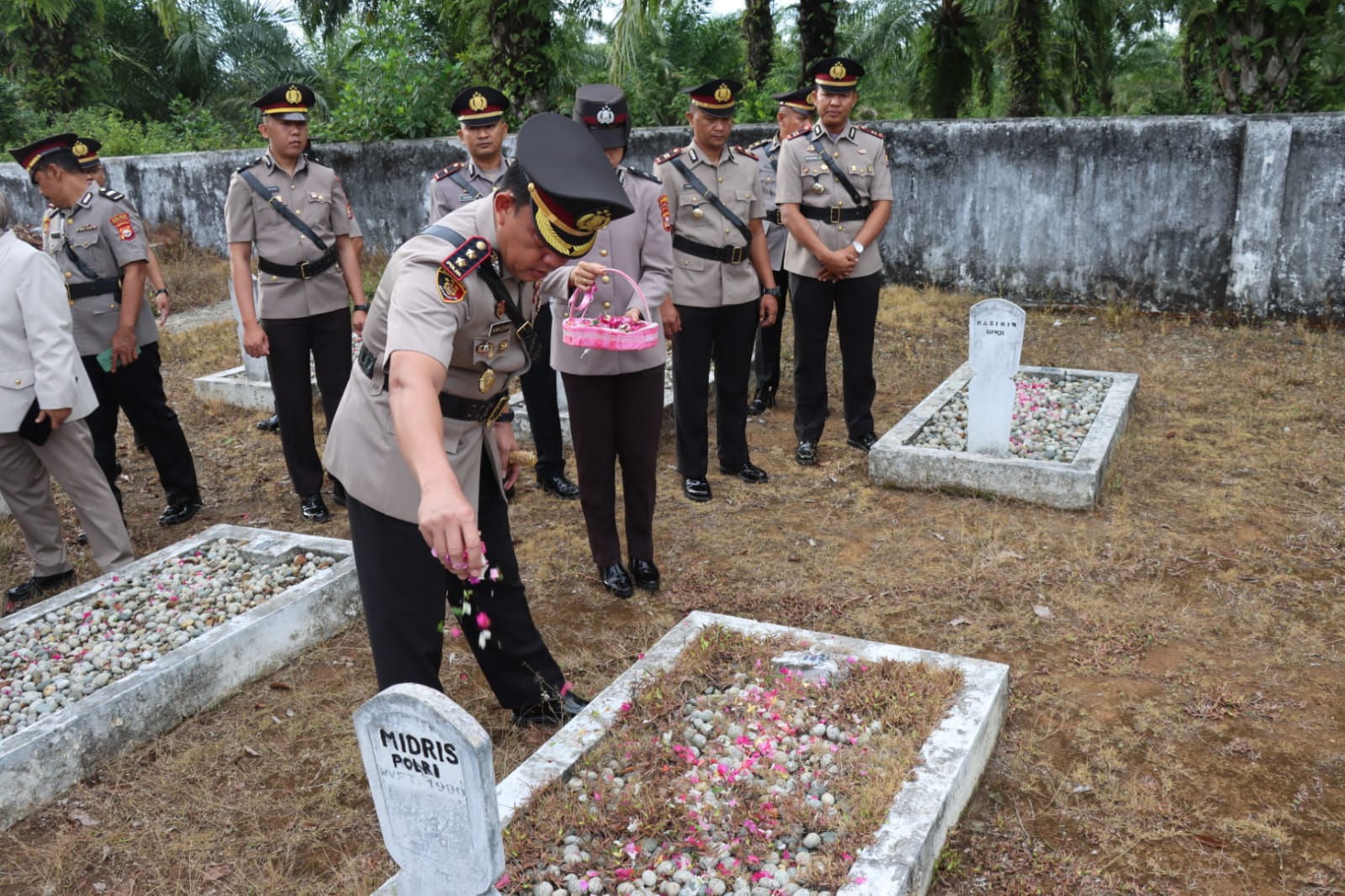 Polres Bengkulu Selatan Ziarah ke TMP Semaku, Peringati Hari Bhayangkara ke-79