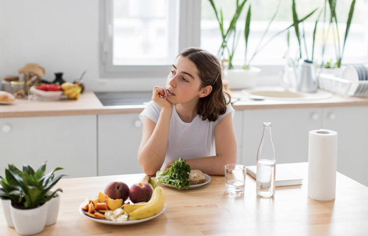 Mindful Eating: Tips Cerdas Hindari Kebiasaan Makan Saat Bosan atau Stres