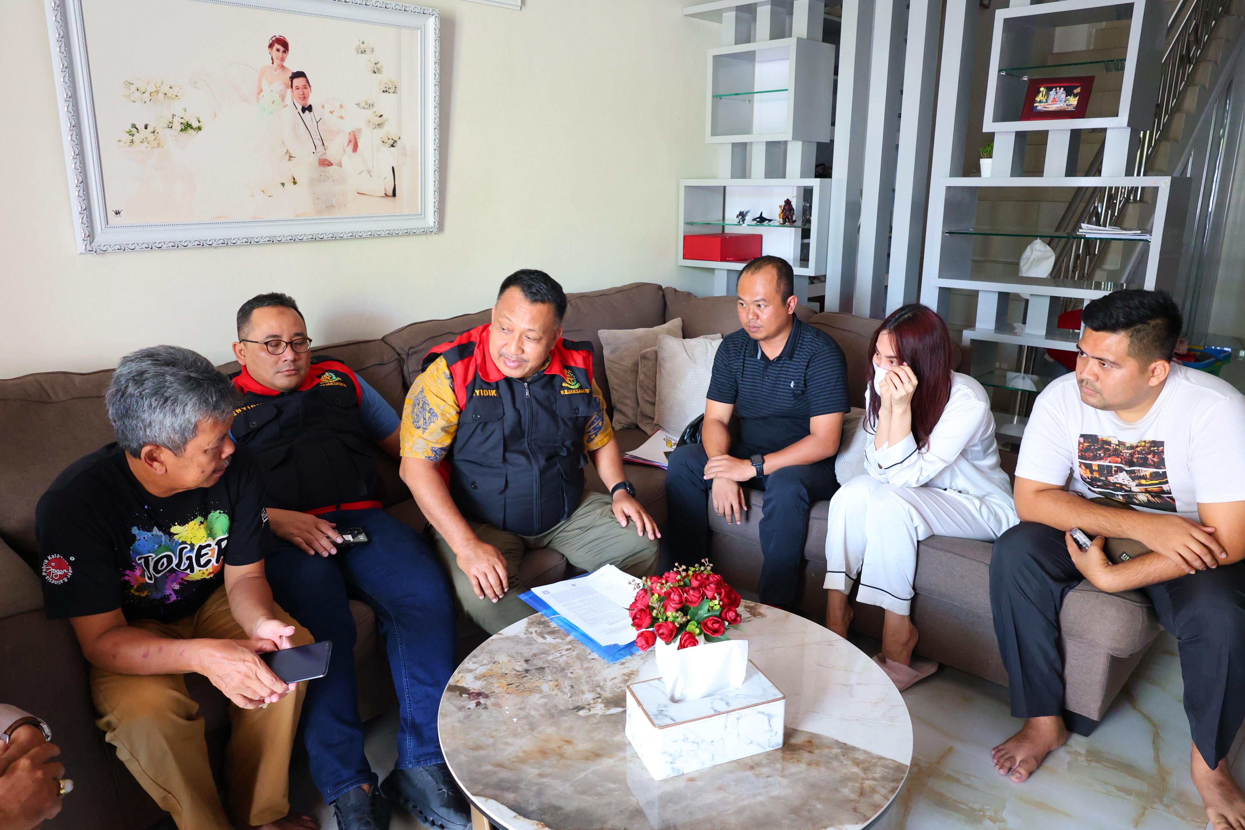 Drama Penggeledahan Rumah Agusman, Keluarga Menangis Saat Pajero, Dolar AS, dan Perhiasan Mewah Diangkut Kejar