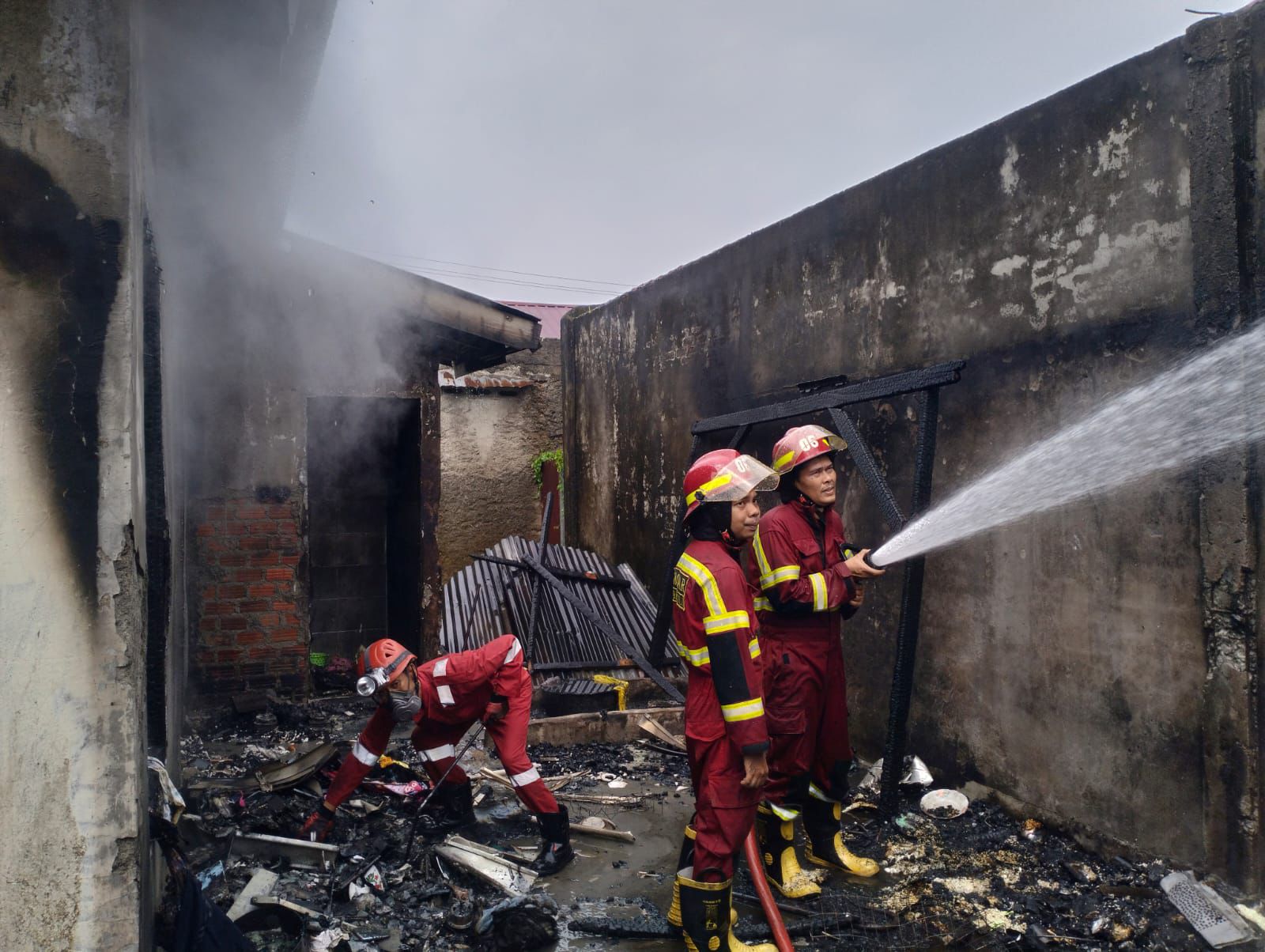 Diduga Korsleting Listrik, Rumah Warga Kampung Melayu Bengkulu Terbakar Hebat