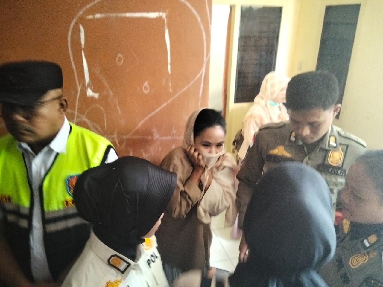 Satpol PP Gelar Razia Mendadak, Pasangan Bukan Suami Istri dan Belasan Penghuni Kos Jalani Tes HIV