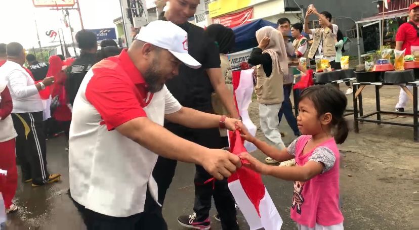 Semarak HUT RI ke-80, Helmi Hasan Bagikan Bendera Merah Putih dan Ajak Warga Kibarkan di Setiap Sudut Bengkulu
