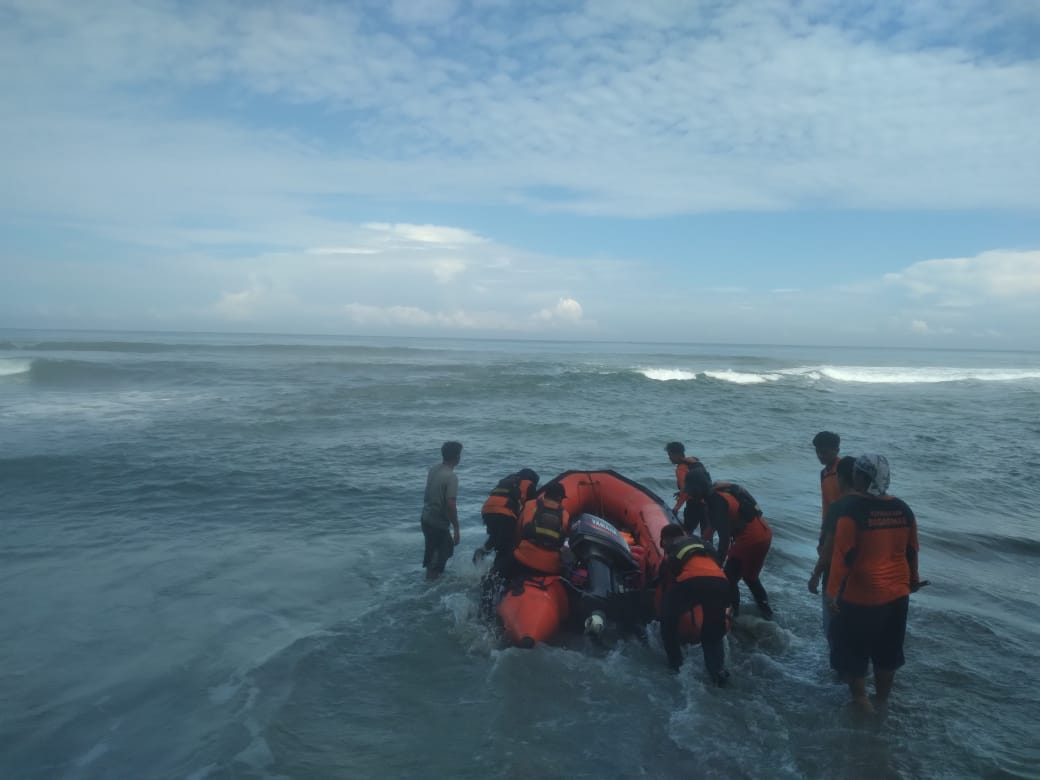 Belum Ditemukan, Tim SAR Gabungan Masih Lanjutkan Pencarian Pemancing Hilang di Pantai Teluk Sepang