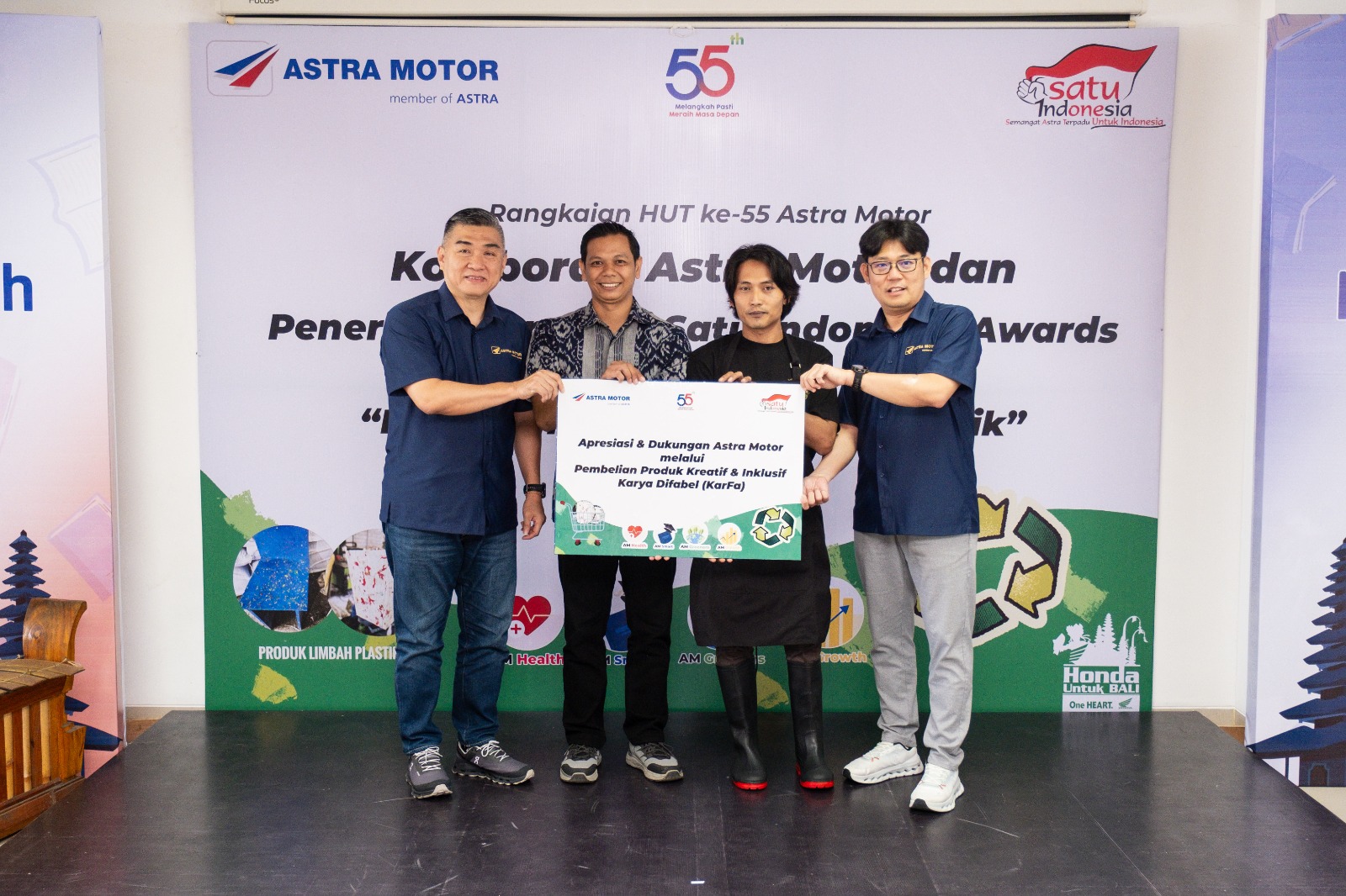 HUT ke-55, Astra Motor Gandeng Komunitas Disabilitas KarFa Kelola Sampah Plastik Jadi Produk Bernilai