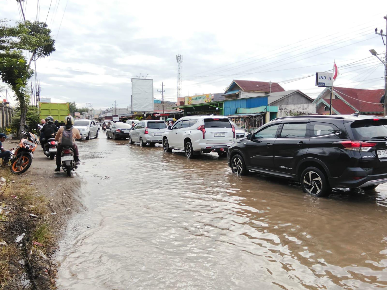 Banjir Rendam Rawa Makmur Setiap Hujan Deras, Warga Keluhkan Drainase Tak Berfungsi