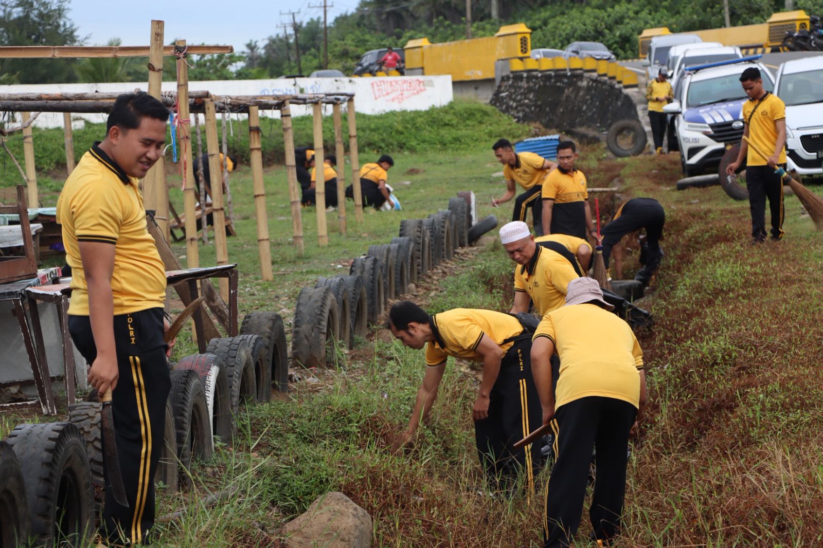 Polres Mukomuko Bersama TNI Gelar Gerakan Indonesia Asri di Pantai Abrasi