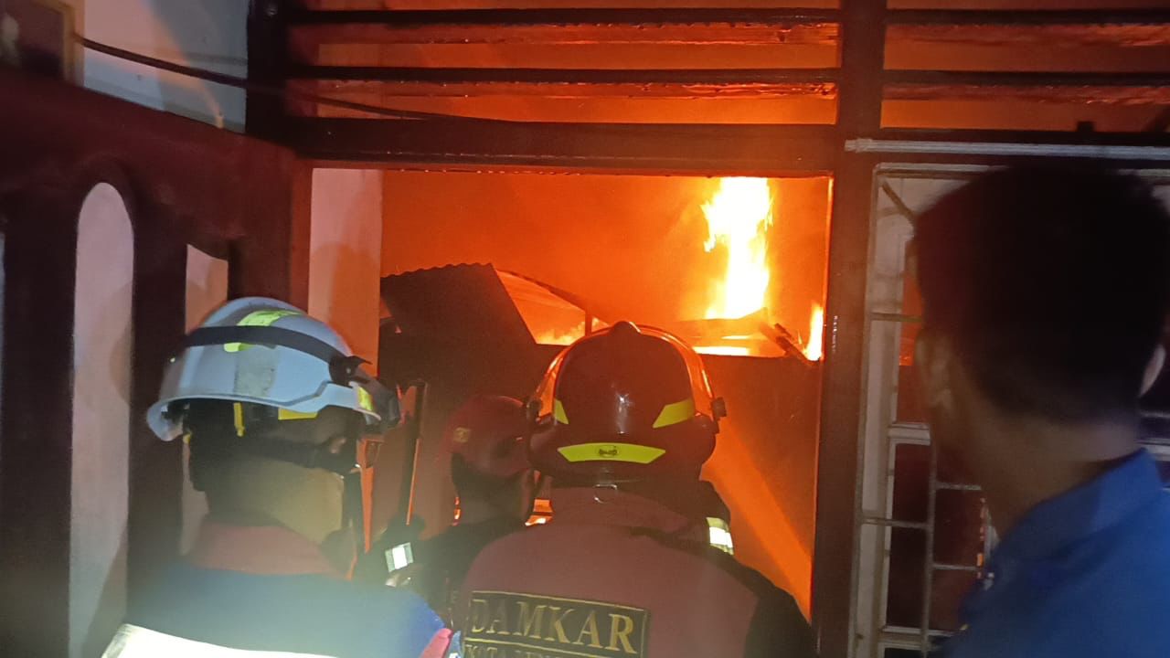 Dini Hari Api Hanguskan Rumah Warga Penurunan, Api Diduga Akibat Korsleting Listrik